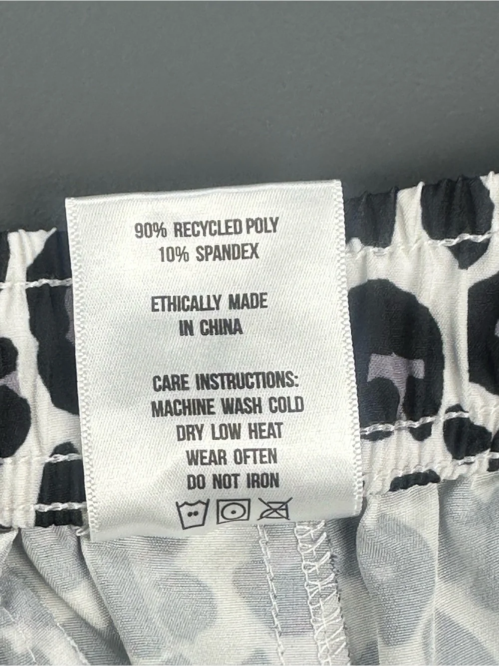 Cove Leopard Shorts Men’s 30 5” Inseam White Black Swim Gym Stretch Zip Pockets